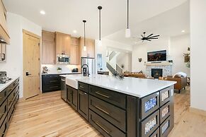 Lakeside Luxury - Hot Tub, Pool Table, and Views