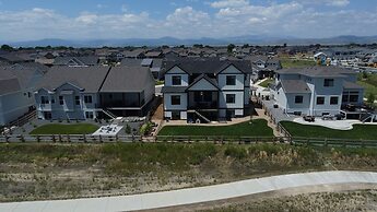 Lakeside Luxury - Hot Tub, Pool Table, and Views