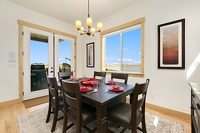 Lakeside Luxury - Hot Tub, Pool Table, and Views