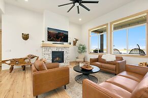 Lakeside Luxury - Hot Tub, Pool Table, and Views