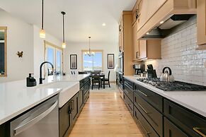 Lakeside Luxury - Hot Tub, Pool Table, and Views