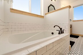 Lakeside Luxury - Hot Tub, Pool Table, and Views