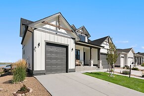 Lakeside Luxury - Hot Tub, Pool Table, and Views