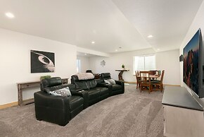 Lakeside Luxury - Hot Tub, Pool Table, and Views