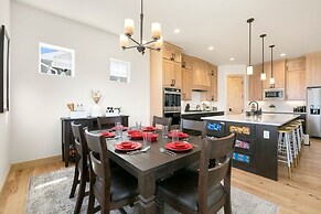 Lakeside Luxury - Hot Tub, Pool Table, and Views