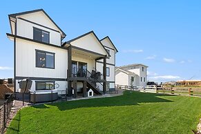 Lakeside Luxury - Hot Tub, Pool Table, and Views
