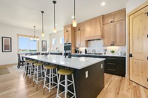 Lakeside Luxury - Hot Tub, Pool Table, and Views