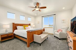 Lakeside Luxury - Hot Tub, Pool Table, and Views