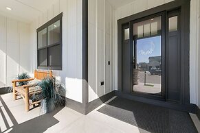 Lakeside Luxury - Hot Tub, Pool Table, and Views