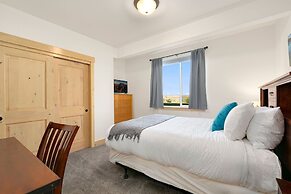 Lakeside Luxury - Hot Tub, Pool Table, and Views