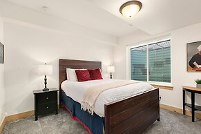 Lakeside Luxury - Hot Tub, Pool Table, and Views