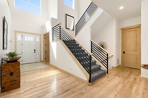 Lakeside Luxury - Hot Tub, Pool Table, and Views