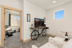 Lakeside Luxury - Hot Tub, Pool Table, and Views