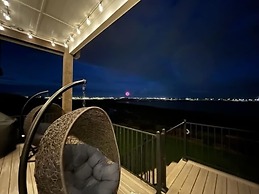 Lakeside Luxury - Hot Tub, Pool Table, and Views