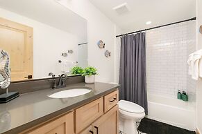 Lakeside Luxury - Hot Tub, Pool Table, and Views