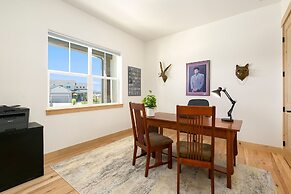 Lakeside Luxury - Hot Tub, Pool Table, and Views