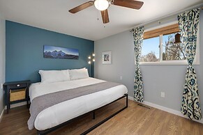 Cozy Mountain Retreat in Downtown With Hot Tub and Bikes