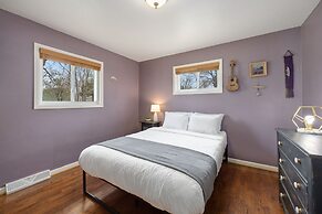 Cozy Mountain Retreat in Downtown With Hot Tub and Bikes