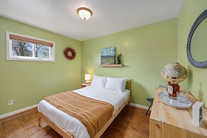 Cozy Mountain Retreat in Downtown With Hot Tub and Bikes