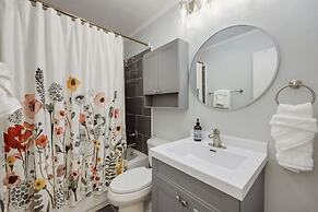 Cozy Mountain Retreat in Downtown With Hot Tub and Bikes