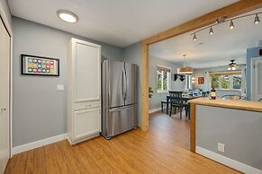 Cozy Mountain Retreat in Downtown With Hot Tub and Bikes