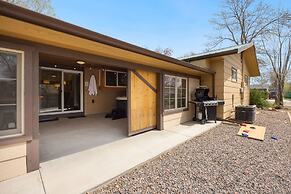 Cozy Mountain Retreat in Downtown With Hot Tub and Bikes