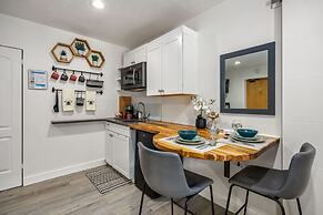 The Fox Den in Old Town! Pool, Sauna & Game Room