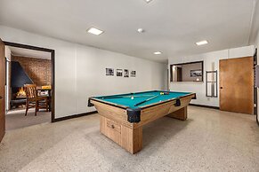 The Fox Den in Old Town! Pool, Sauna & Game Room