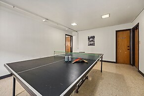 The Fox Den in Old Town! Pool, Sauna & Game Room