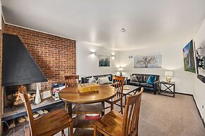 The Fox Den in Old Town! Pool, Sauna & Game Room