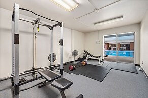 The Fox Den in Old Town! Pool, Sauna & Game Room