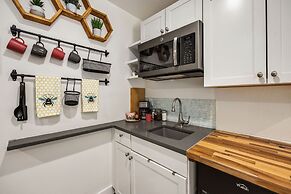 The Fox Den in Old Town! Pool, Sauna & Game Room