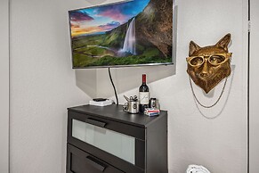 The Fox Den in Old Town! Pool, Sauna & Game Room