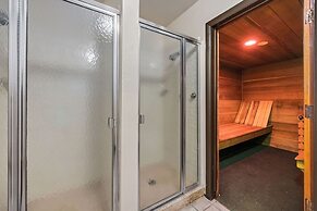 The Fox Den in Old Town! Pool, Sauna & Game Room