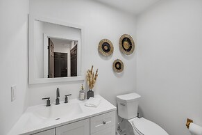 2 King/3 Bath, Toddler Friendly, Free Parking/laundry 2 Bedroom Duplex