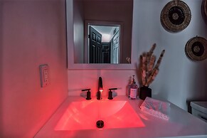 2 King/3 Bath, Toddler Friendly, Free Parking/laundry 2 Bedroom Duplex