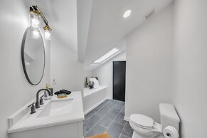 2 King/3 Bath, Toddler Friendly, Free Parking/laundry 2 Bedroom Duplex