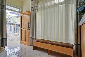 OYO 90804 Oma Uti Homestay Syariah