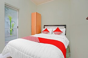 OYO 90804 Oma Uti Homestay Syariah