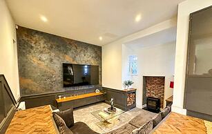 Beautiful Detached Villa - Jacuzzi Bath - Parking