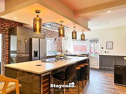 Beautiful Detached Villa - Jacuzzi Bath - Parking