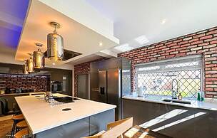 Beautiful Detached Villa - Jacuzzi Bath - Parking