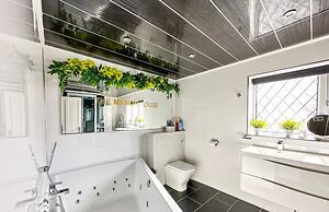 Beautiful Detached Villa - Jacuzzi Bath - Parking