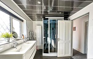 Beautiful Detached Villa - Jacuzzi Bath - Parking