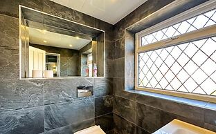 Beautiful Detached Villa - Jacuzzi Bath - Parking