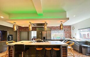 Beautiful Detached Villa - Jacuzzi Bath - Parking