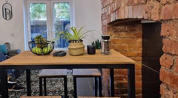 Astonishing House With Outdoor Seating BBQ