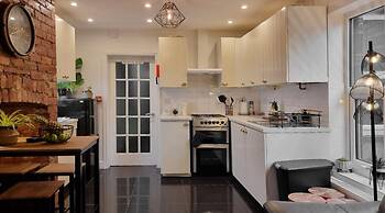 Astonishing House With Outdoor Seating BBQ