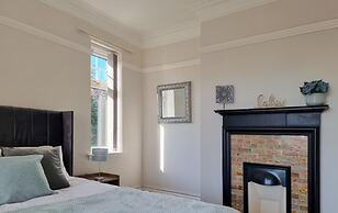 Stunning Detached Hidden King Suite Abode