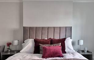 Stunning Detached Hidden King Suite Abode